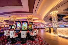 Boom City live Blackjack table on smartphone screen showing video feed, betting panel, and dealer chat on mpo 1668.com